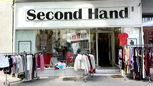 Angajata unui second hand a trăit un mare șoc! Ce a descoperit într-o haină: ”Când am văzut, m-am speriat!”