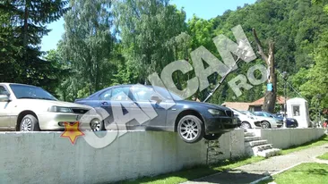 Daca ar vedea barbatul ei asta i-ar rupe capu'! Uite in ce hal a ajuns un Seria 3 parcat de o blonda dupa ce a rupt un stalp de iluminat!