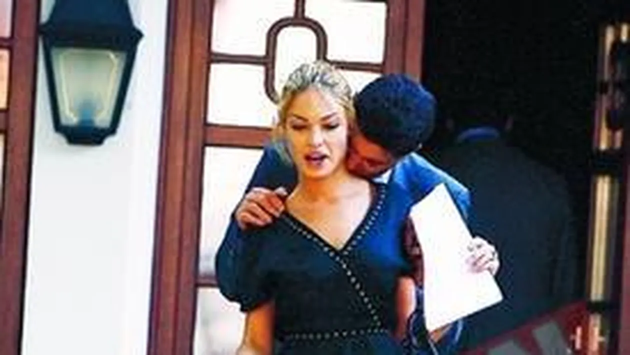 Isi arata iubirea in plina strada