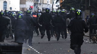 Peste 650 de persoane arestate la Londra si Birmingham in urma violentelor