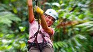 O turistă a intrat în comă după ce a căzut de pe o tiroliană, în Bran