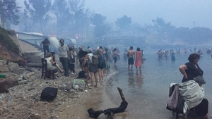 Imagini apocaliptice de la dezastrul din Grecia! Oamenii s-au refugiat în mare