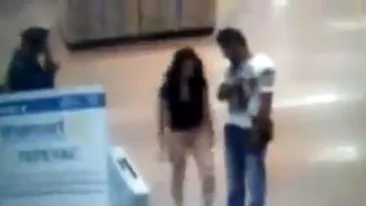 Scene uluitoare în supermarket! O tânără s-a dezbrăcat la pielea goală pentru că… VIDEO