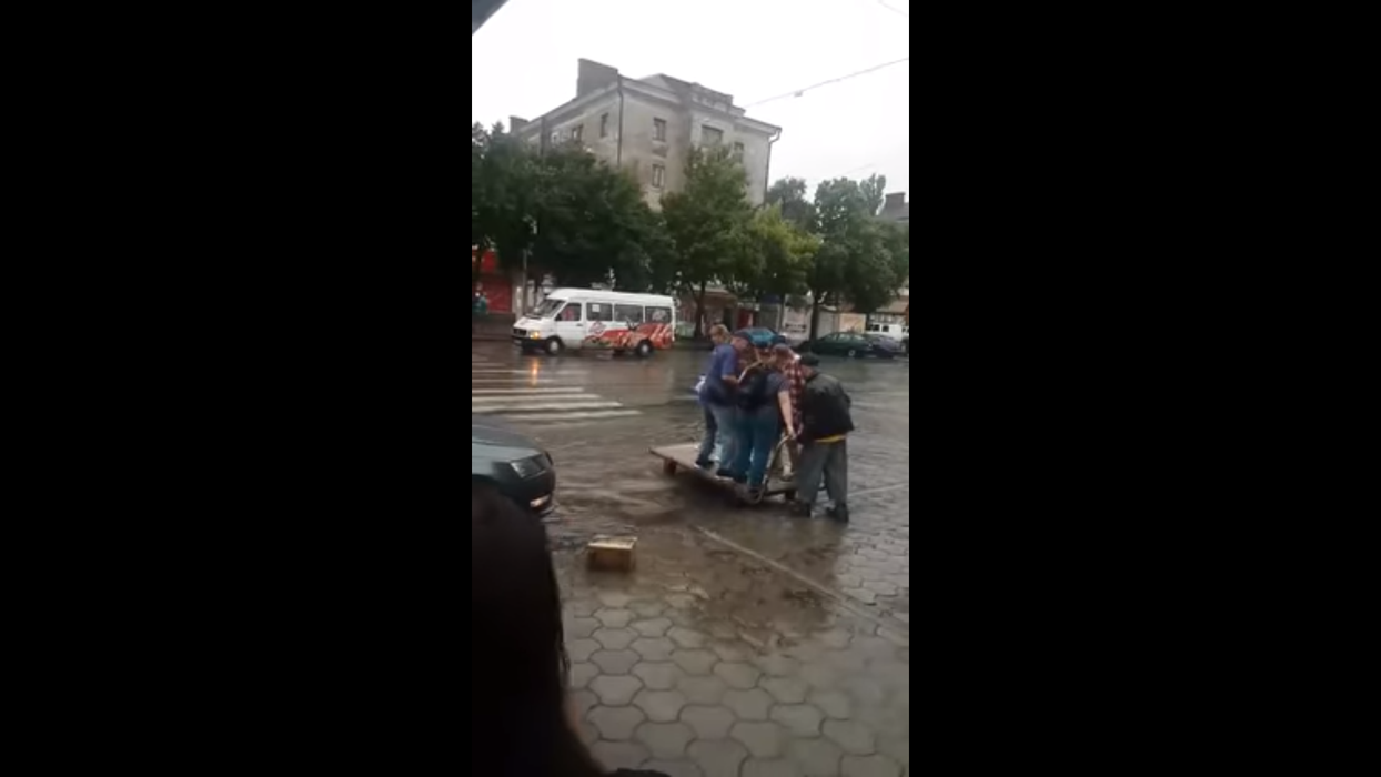 Ce idee genială de afaceri a avut un bucureștean. Trece oamenii strada inundată cu roaba. Câți lei cere pe drum