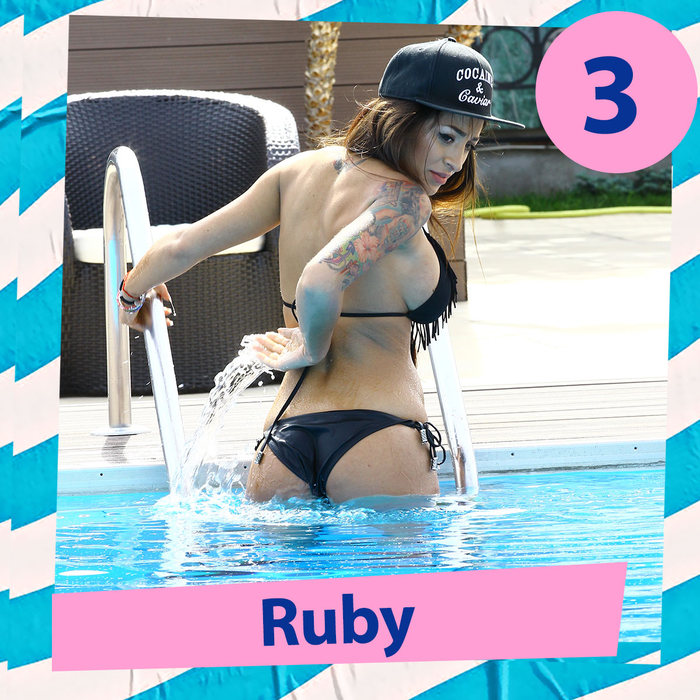 Top 30 vedete care se hârjonesc în apă în cele mai sexy poziții. Ce locuri ocupă Ramona Olaru, Antonia ori Gina Pistol între “Reginele Splash-urilor”
