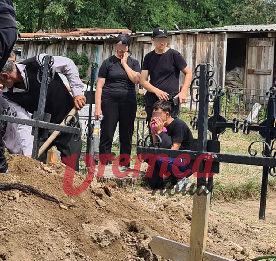 Gestul făcut de iubitul Alinei la înmormântare. Familia fetei ucise la Mangalia a stat în jurul băiatului devastat de durere