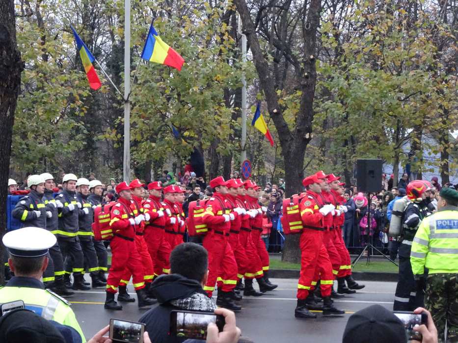 Peste 3.500 de militari şi experţi din cadrul Ministerului Apărării Naţioale, ai Ministerului de Interne şi ai Serviciului Român de Informaţii au participat la parada militară din Bucureşti, de la Arcul de Triumf.