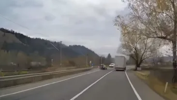 Șoferul filmat în Suceava când depășește pe linie continuă, în curbă, a mers la Poliție pentru a-și recunoaște fapta
