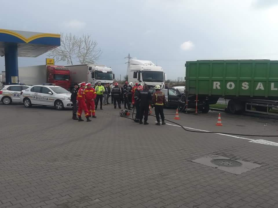 O remorcă desprinsă în mers a făcut ravagii într-o benzinărie. Trei persoane au ajuns la spital