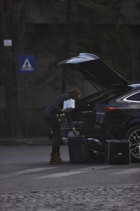 Bianca Drăgușanu a ajuns la atelier și descarcă piese de firmă din portbagaj (Foto: CANCAN.RO)