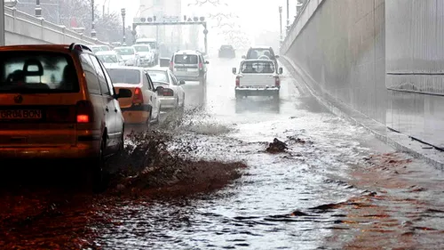 Pasajul Unirii a fost INCHIS circulatiei! Sistemul de canalizare a cedat dupa furtuna care a lovit Bucurestiul