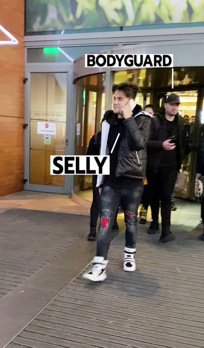 Selly a ieșit din mall cu telefonul la ureche și urmat de "garda de corp"