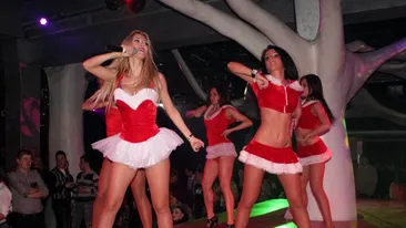 Dansatoarele Andreei Balan s-au luat la palme in timpul unui concert!