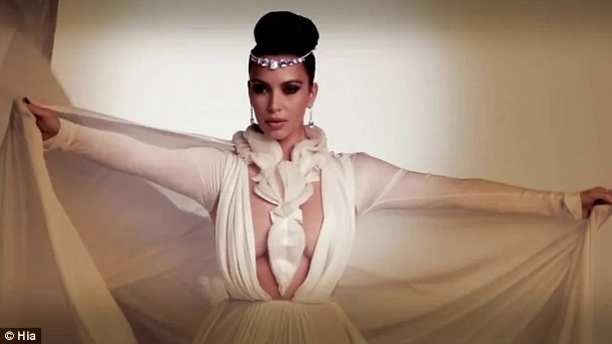Kim Kardashian, pe cale sa starneasca un razboi! A aparut intr-o revista araba cu sanii la vedere