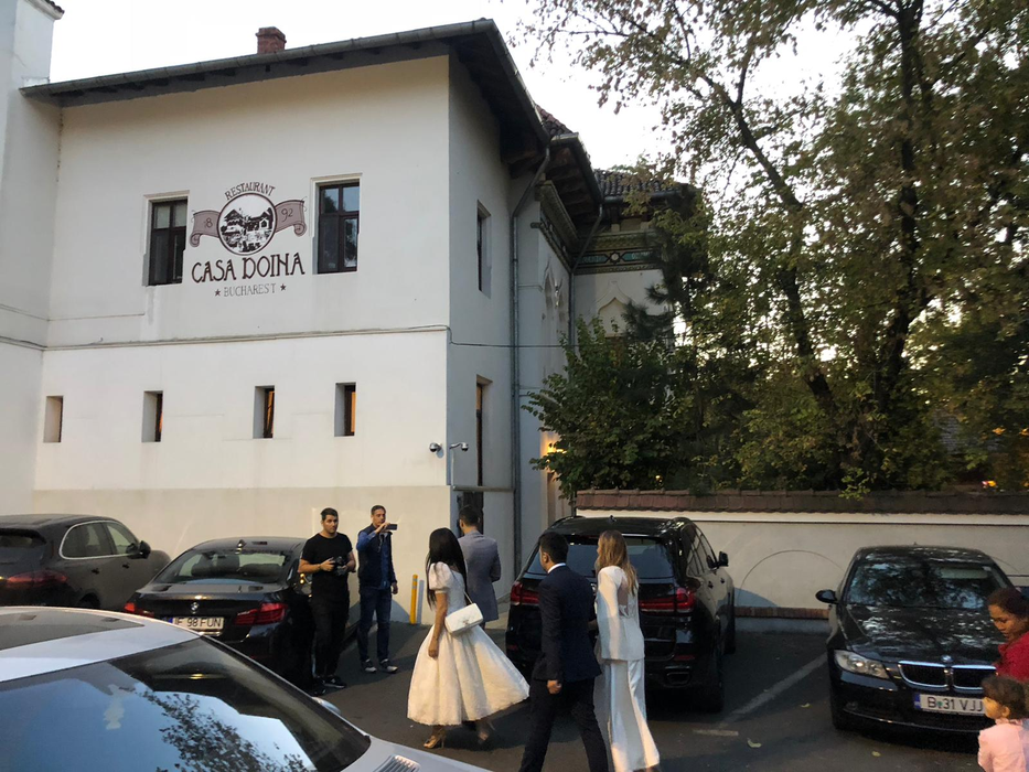 Elena Băsescu a ajuns la restaurantul de lux din Capitală unde urmează să aibă loc petrecerea de botez a micuței Anastasia
