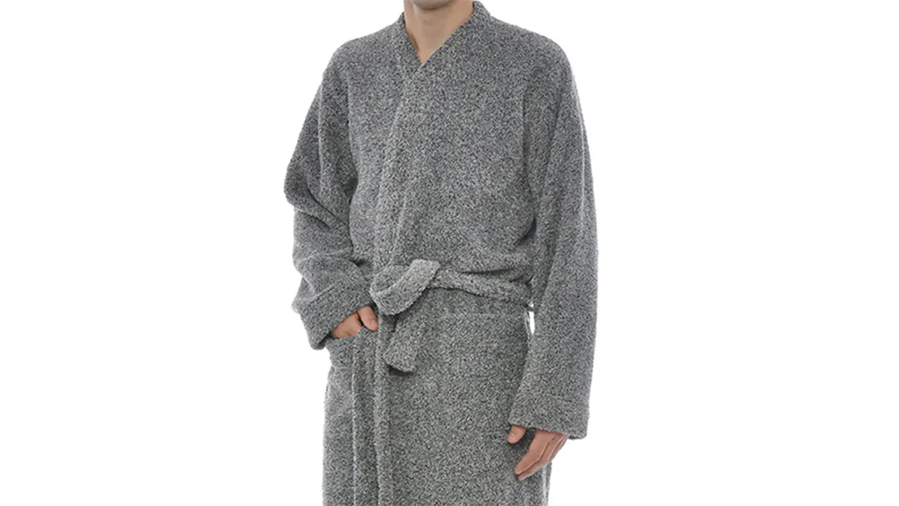 Mesajul unui roman pentru persoana care i-a gasit halatul de baie cazut de la balcon: Cine l-a luat si nu vrea sa-l aduca...