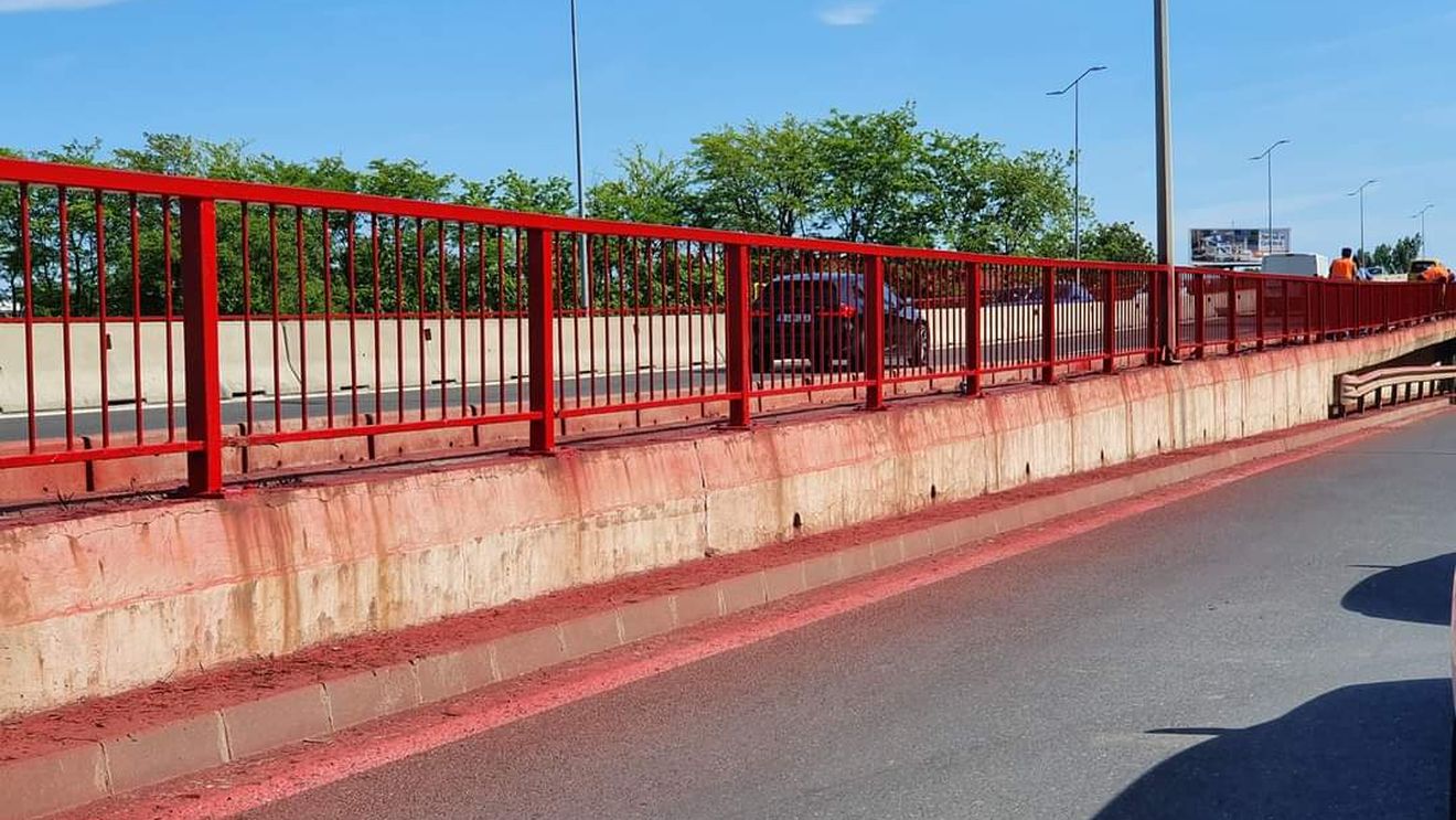 ”Dorel în acțiune” într-o zonă aglomerată a Capitalei. Ce au pățit șoferii, după ce muncitorii au reînnoit una dintre balustradele podului Otopeni