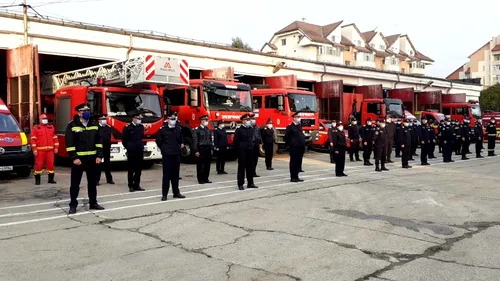 Emoționant! Moment de reculegere pentru un pompier de 46 de ani, mort de COVID-19 la Vâlcea. VIDEO