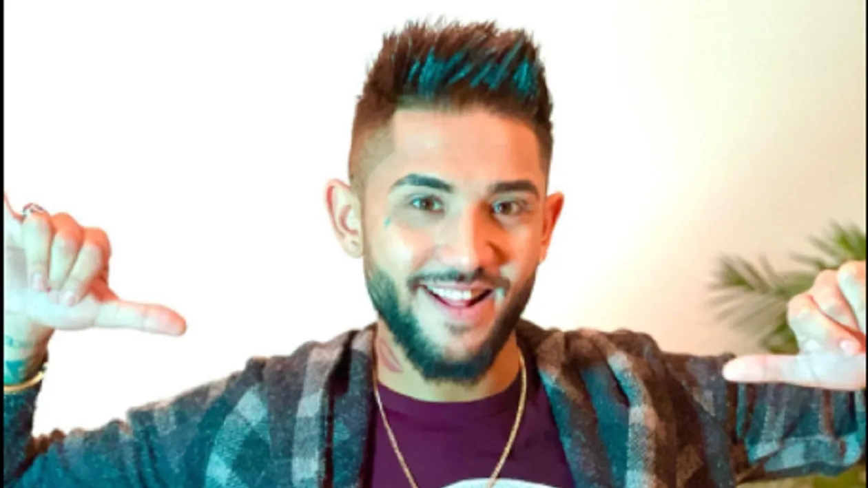 Ce mașină conduce Nikolas SAX. Manelistul-fenomen al momentului, rege pe șosele cu bolidul lui