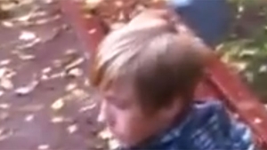 VIDEO Imaginile care au UIMIT mii de oameni! N-o să-ti vină să crezi ce face acest tânăr in genunchi. Totul a fost filmat