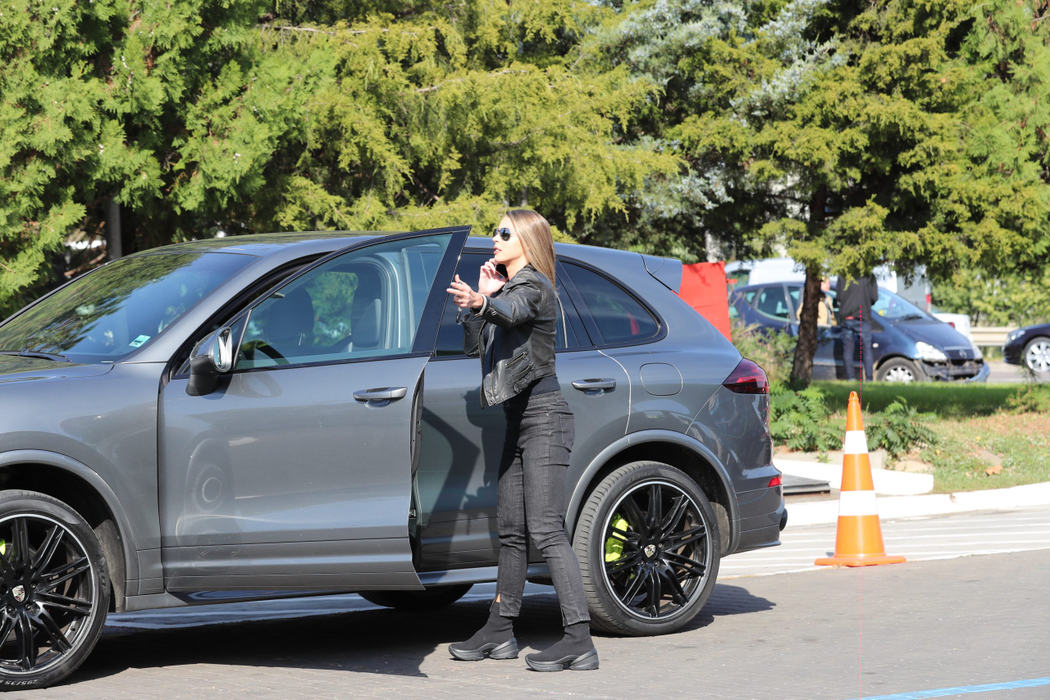 Roxana Nemeș, răvășitoare în trafic, la volanul unui Porsche Cayenne E-Hybrid de 120.000 €