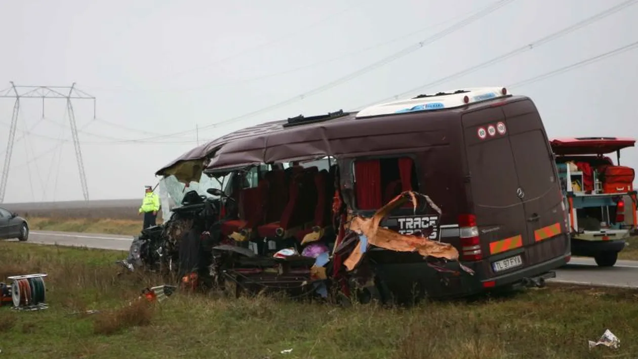 Trei femei, la spital după ce microbuzul în care erau a intrat într-un copac. Ce le-a zis soferul: Astăzi o să muriţi cu mine