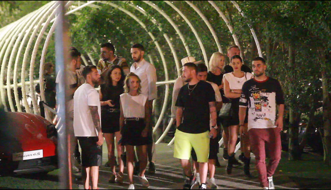 Edy Kovacs s-a distrat alături de fete apetisante și de amici într-un club din Mamaia