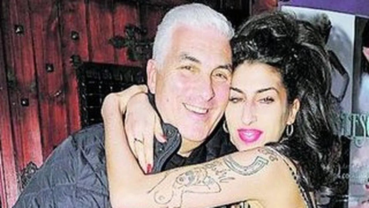 Parintele indurerat al cantaretei a scris o biografie cutremuratoare! Tatal lui Amy Winehouse, cu sufletul in carte