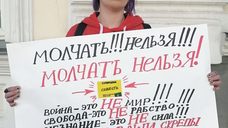 Și-a cusut gura! Rușii au dus-o imediat la psihiatrie