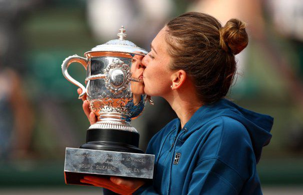 Simona Halep sărută trofeul pe care-l visa de la 14 ani