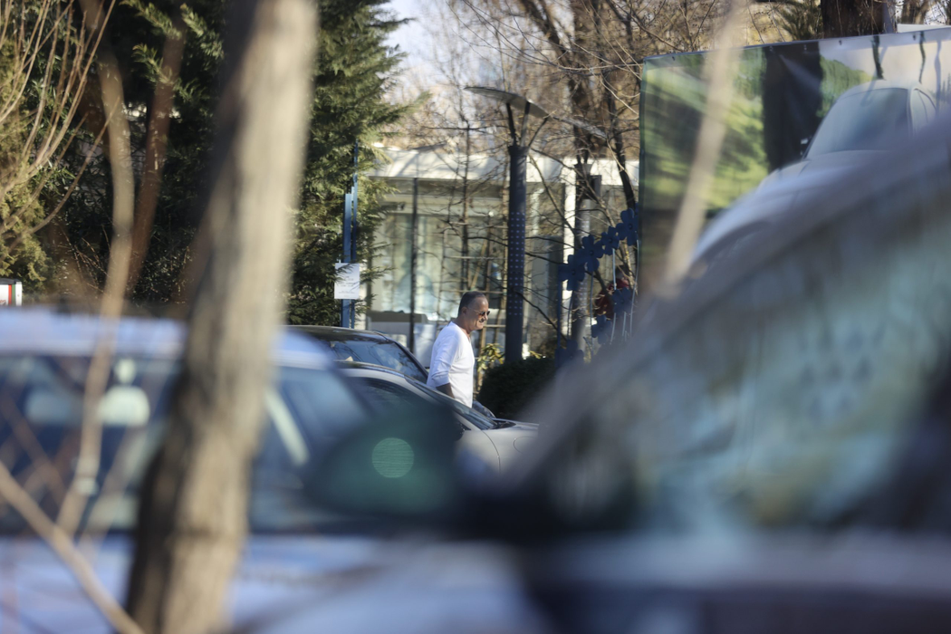 Yoav Stern se îndreaptă către mașină