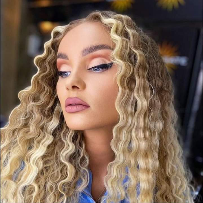 Maria Constantin le-a impus invitaților să se îmbrace în alb (Sursă foto: Facebook)