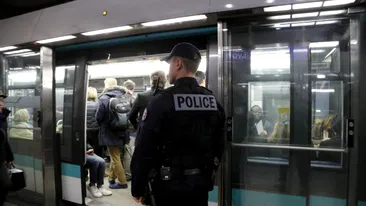 VIDEO / Imagini terifiante! Încă un atac criminal! A împins o femeie în faţa metroului care venea, a căzut între şine şi... 