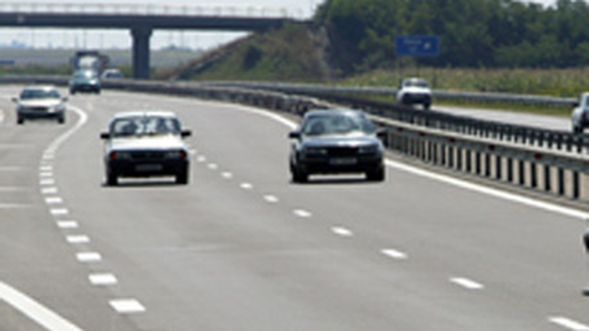 VIDEO Accident mortal pe A1! Un TIR a lovit un vehicul pe care l-a proiectat intr-o pasarela!