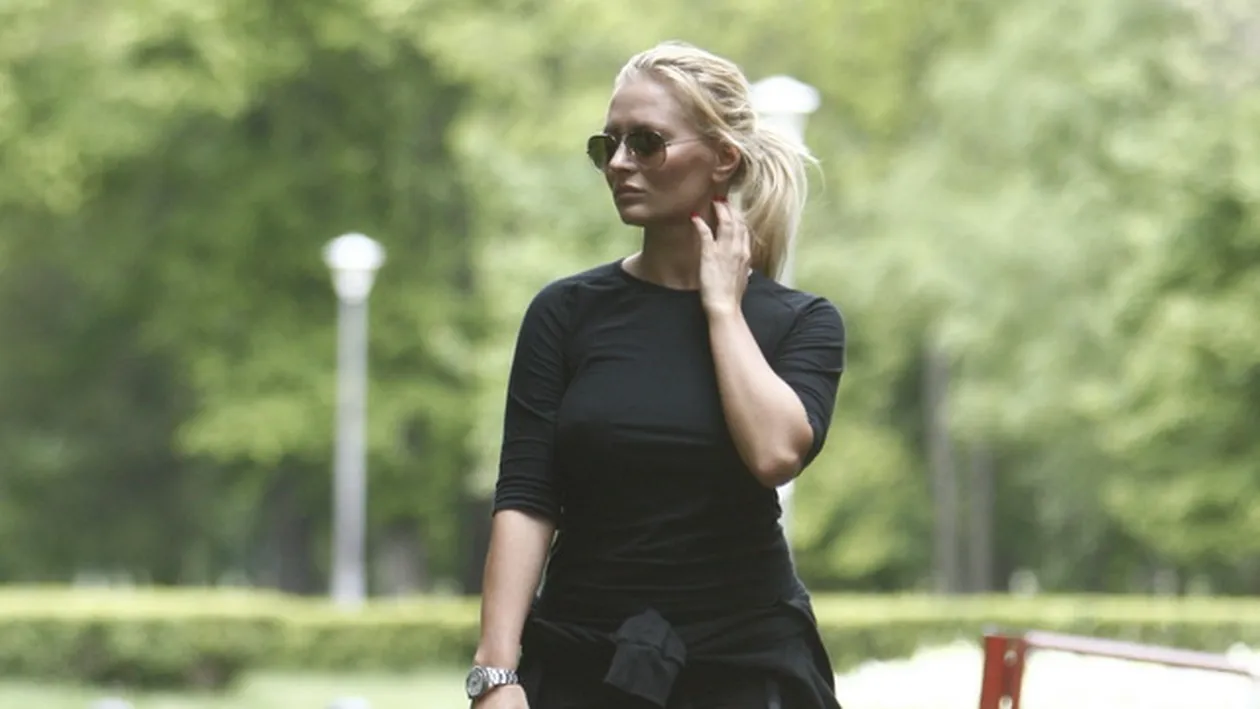 Delia colectioneaza pantofi sport extravaganti! Vezi cum ii asorteaza cantareata si cat de sic sunt fiecare in parte!