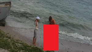 Asa ceva e strigator la cer! Ce a facut acest barbat pe plaja din Vama Veche, de fata cu fiul sau! VIDEO