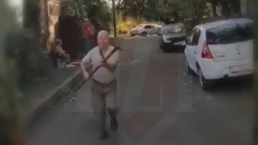 Scene de groază în Iași. Un bărbat a atacat cu furca un părinte care a încercat să apere niște copii