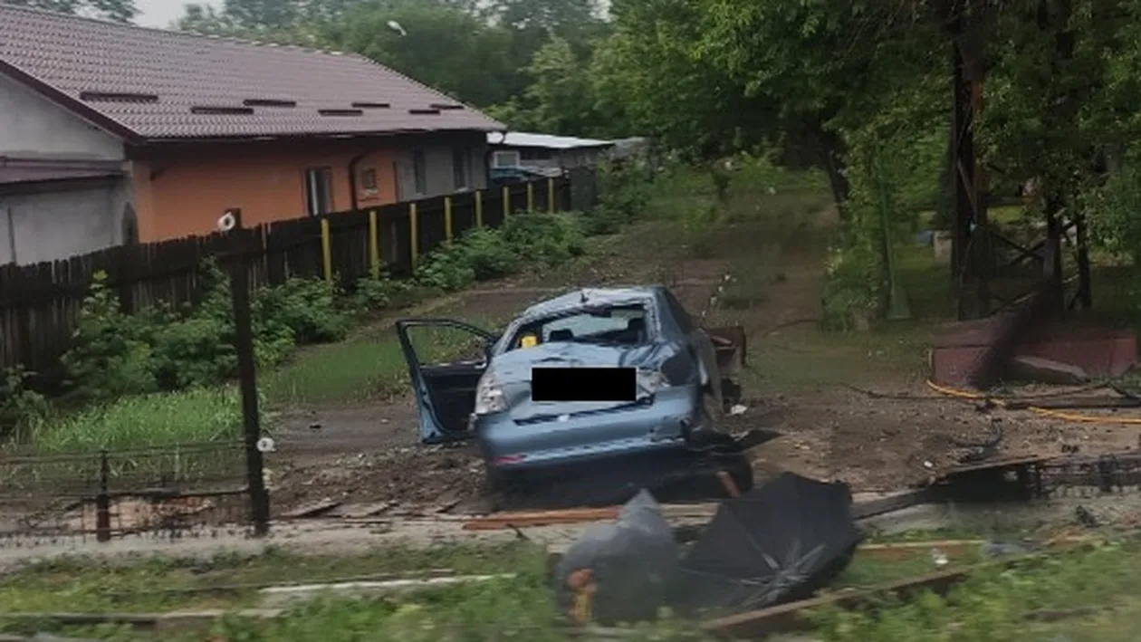 Beat criță la volan, un șofer a lovit două mașină, a rupt un stâlp și a aterizat într-o curte