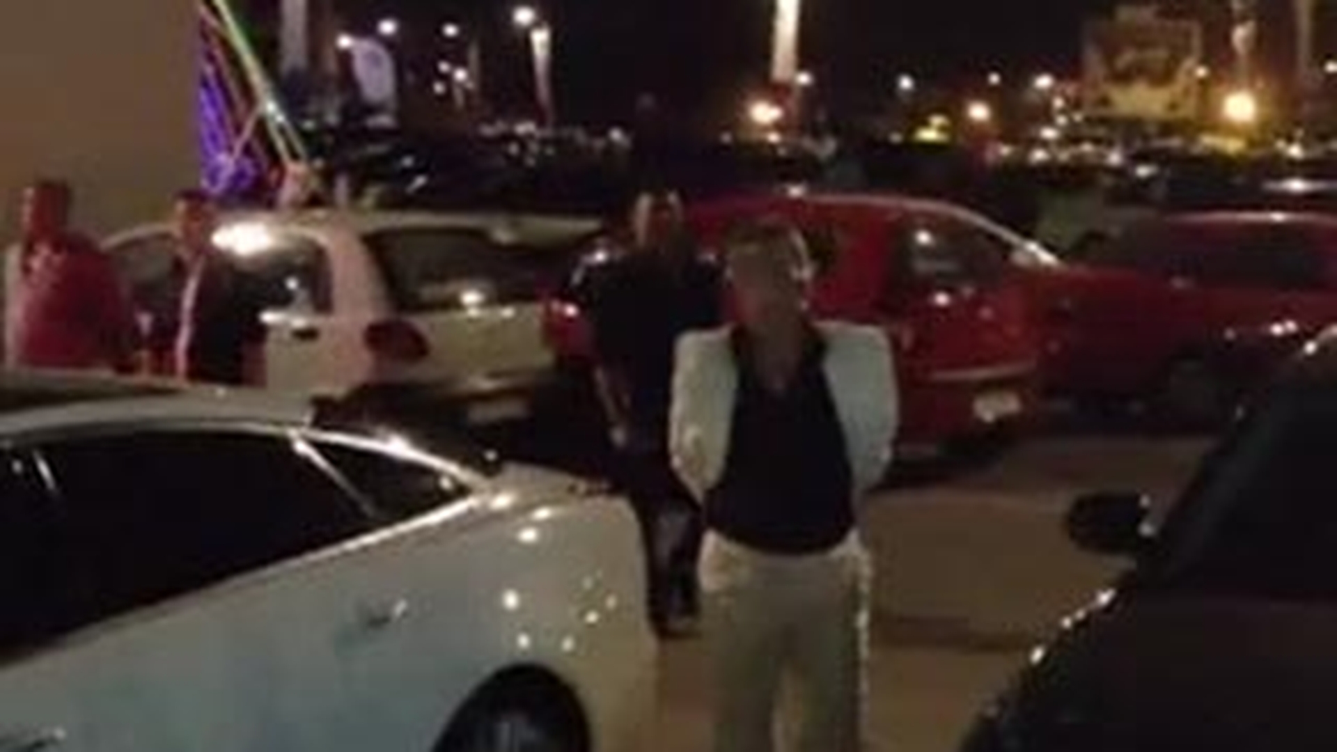 VIDEO Gigi Becali, asa cum nu l-ai vazut niciodata: cu camasa desfacuta, lanturile grele de aur la gat si pus pe distractie in club!