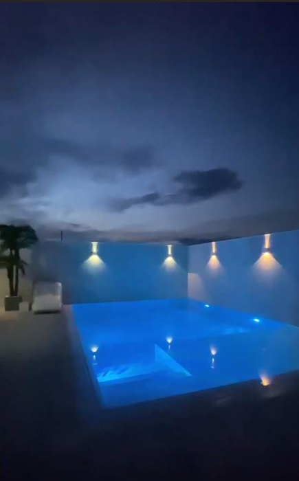 Râzi cu lacrimi! Ce comentariu i-a lăsat Codin Maticiuc lui Dorian Popa, după ce acesta s-a pozat în piscină de parcă merge pe apă ca Iisus! Răspunsul savuros al cântărețului