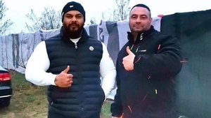 Bebino a încins grătarul în curtea casei în care s-a mutat de curând. Bodyguardul VIP-urilor i-a fost invitat