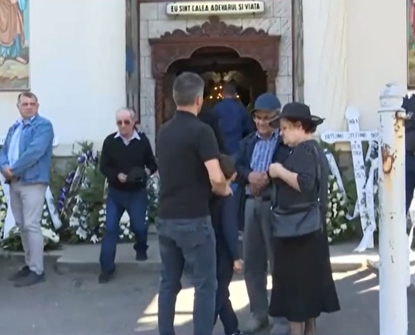 Atmosferă apăsătoare la biserica unde au fost depuse sicriele cu trupurile neînsuflețite ale celor doi tineri: Ștefan și Ștefania/ sursă foto: captură video