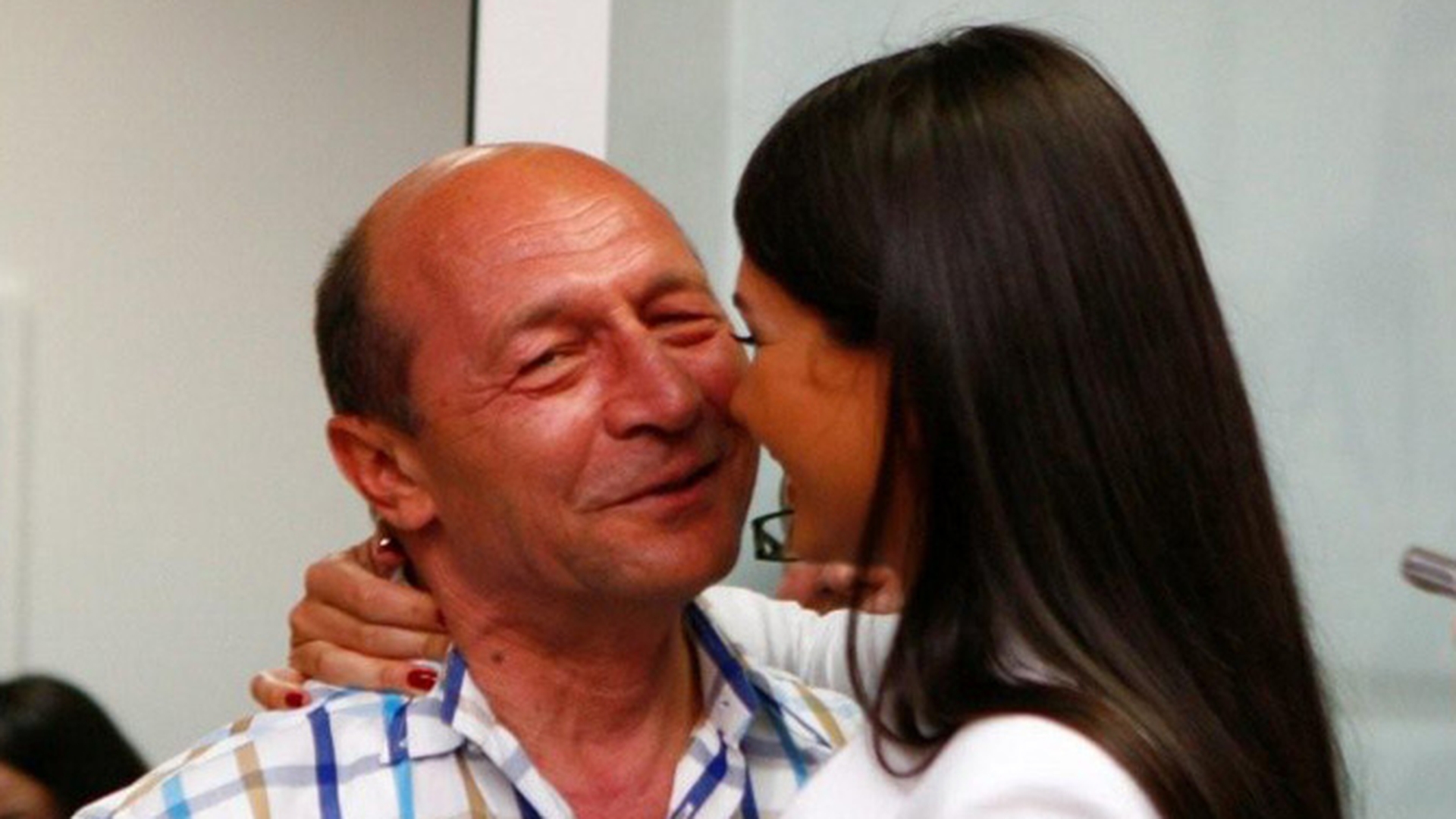 Imagini de colectie! Emotii mari pentru socrul mic in ziua in care i se marita mezina Elena! Astea sunt pozele care-l impresioneaza pe Basescu pana la lacrimi!