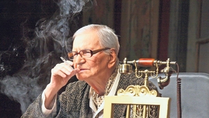 Imagini în exclusivitate realizate la nici o oră de la moartea lui RADU BELIGAN. Împietriţi de durere, fiul şi fiica maestrului nu şi-au putut găsi cuvintele de atâta suferinţă