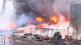 Un incendiu de amploare a izbucnit la o fabrica din Bucuresti!