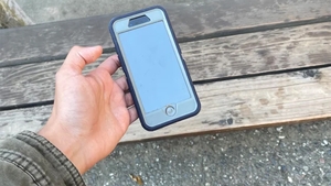 Ce a pățit un turist după ce și-a pierdut telefonul mobil în vacanță. Când i-a venit factura, să cadă din picioară. Câți bani are de plată