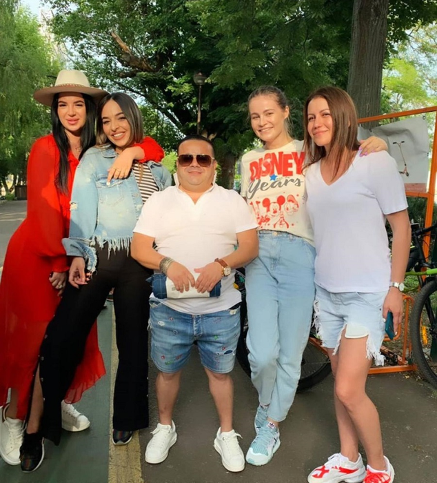 Abia aștepta să iasă din casă! Cum a fost surprins astăzi Adrian Minune în zona de nord a Capitalei FOTO
