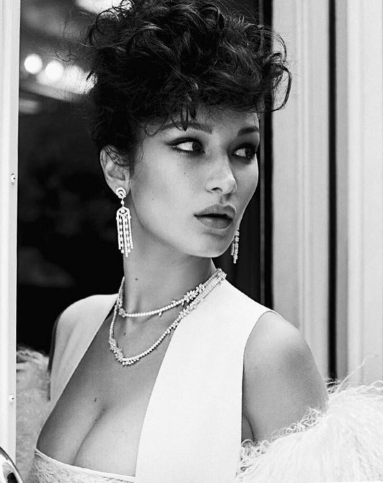 Bella Hadid și solistul trupei The Weeknd au fost surprinși în timp ce se sărutau