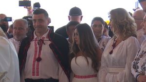 Ținuta inedită pentru care au optat George Simion și Ilinca Munteanu la nuntă. Rochia miresei i-a lăsat pe toți muți de uimire