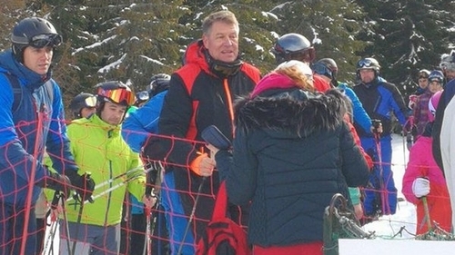 Preşedintele Klaus Iohannis, la schi în Munţii Şureanu. A stat la rând să urce cu telescaunul